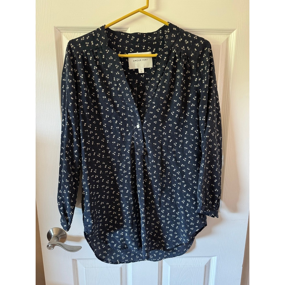 Amour Vert Blouse 100%‎ Silk Size XS - needs button reattached